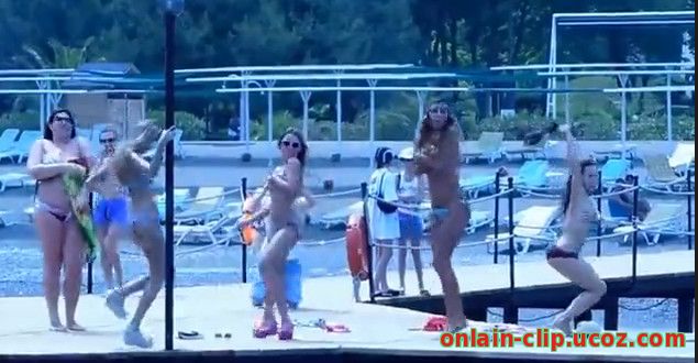Девушки из Comedy Woman устроили стриптиз