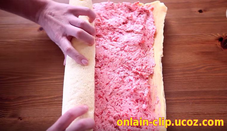 Как приготовить бисквитный рулет с клубничным кремом
