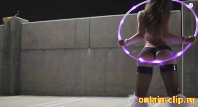 Remy LaCroix i Gabriella Paltrova крутят Hula Hoop