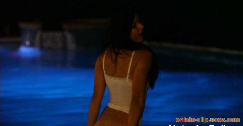 Сексуальная Natasha Belle танцует в басейне